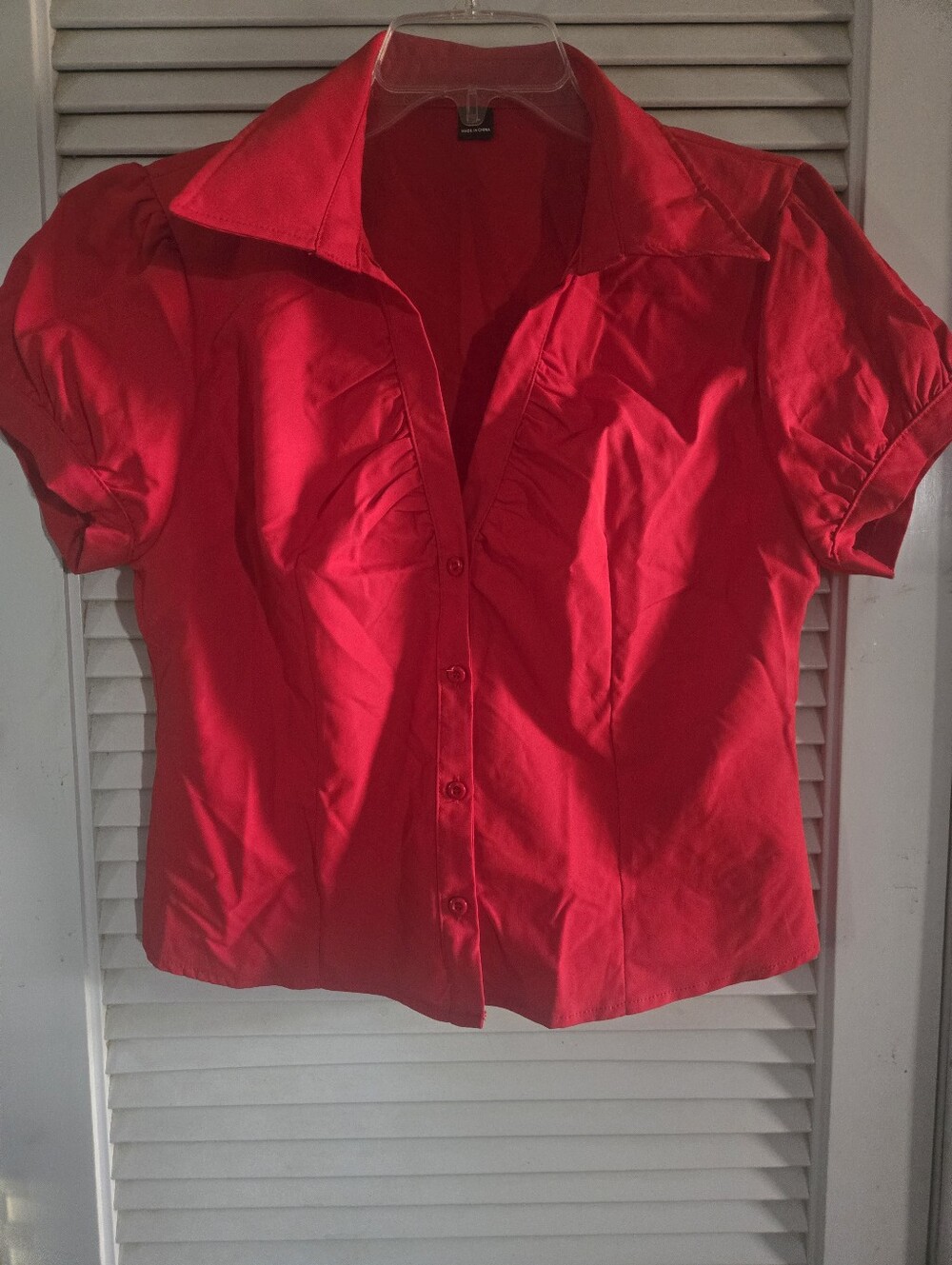 Women’s Red Button-Front Ruched Blouse - Picture 4 of 8